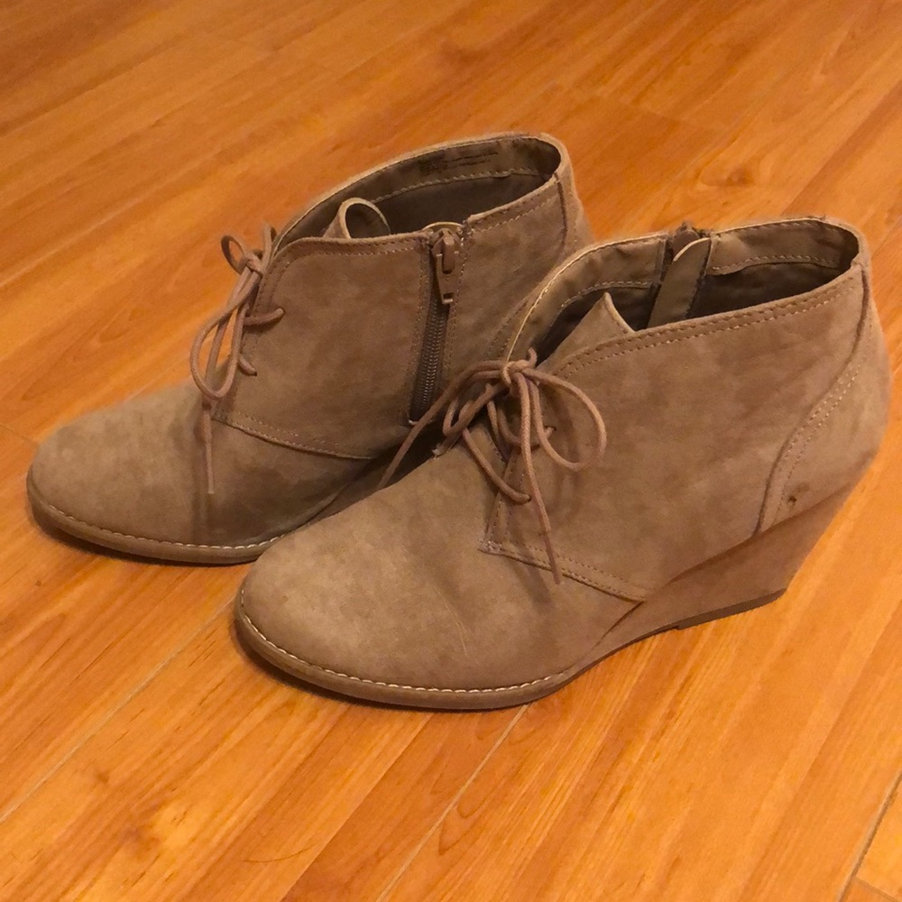 Tan Wedges